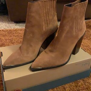 Western boots. Kenneth Cole and they are 8 in size